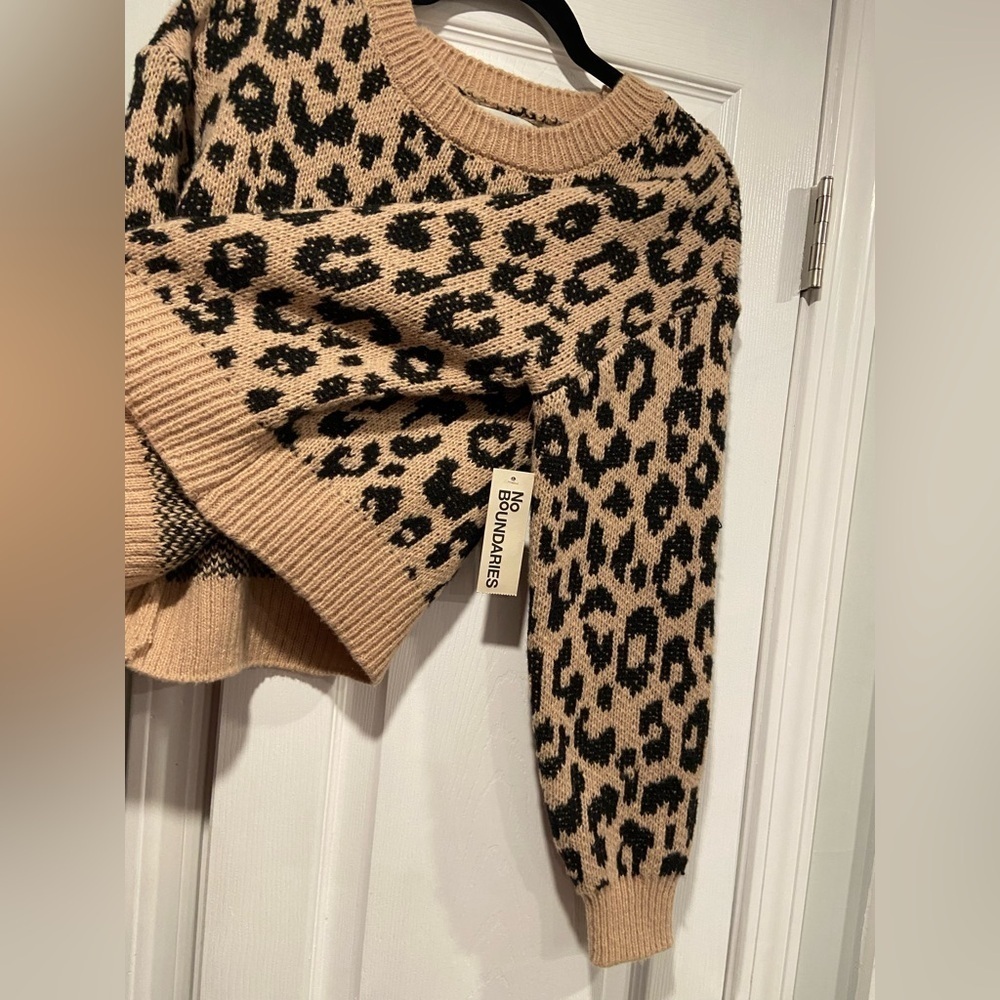 NWT No Boundaries Size M Leopard Print Long Sleeve Crew Neck Soft Comfy Sweater - Picture 3 of 11